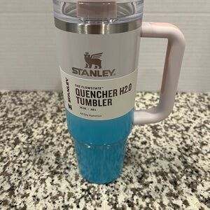 Stanley Blue and White Quencher H2.0 Tumbler Brand New